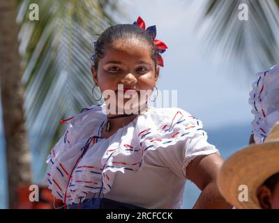 Eine Gruppe junger Costa-ricanischer Tänzer in traditionellen Kleidern tritt in Playa Blanca, El Golfito, Costa Rica auf. Stockfoto