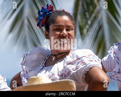 Eine Gruppe junger Costa-ricanischer Tänzer in traditionellen Kleidern tritt in Playa Blanca, El Golfito, Costa Rica auf. Stockfoto