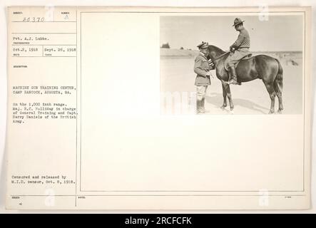 Gefreiter A.J. Lubbe in einem Trainingszentrum für Maschinengewehre in Camp Hancock, Augusta, GA. Das Foto wurde am 26. September 1918 aufgenommen. Die Abbildung zeigt das Schmiermittel im Bereich von 1.000 Zoll, mit einem großen R.C. Holliday, zuständig für die allgemeine Ausbildung, und Captain Harry Daniels von der britischen Armee. Das Foto wurde am 8. Oktober 1918 vom M.I.D.-Zensor empfangen und ausgestellt. Die Erläuterungen geben die Referenznummer 92203TO an. Stockfoto