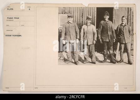 Foto einer Gruppe deutscher Gefangener im Ersten Weltkrieg. Das Bild zeigt 50.075 deutsche Kriegsgefangene, die deutlich mit Identifikationssymbolen gekennzeichnet sind. Der Fotograf des Signalkorps erhielt eine Beschreibung, die die Festnahme und Inhaftierung dieser Gefangenen dokumentiert. Außerdem wurden sie jeweils mit Kennzeichnungsschildern und Hinweisen versehen, bestehend aus dem Symbol E und den Nummern 50075. Stockfoto