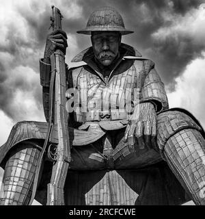 Tommy ist eine Statue eines Soldaten aus dem Ersten Weltkrieg des Künstlers Ray Lonsdale, die in der Nähe des Seaham war Memorial am Meer in Seaham ausgestellt ist. Stockfoto