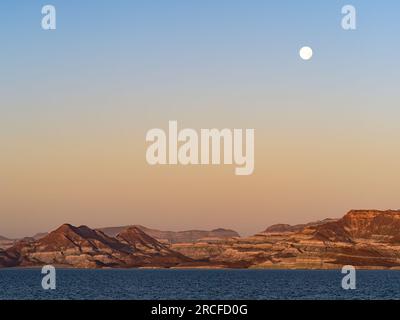 Vollmond-Kulisse über der Baja-Halbinsel gegenüber der Isla San Jose, Baja California Sur, Mexiko. Stockfoto