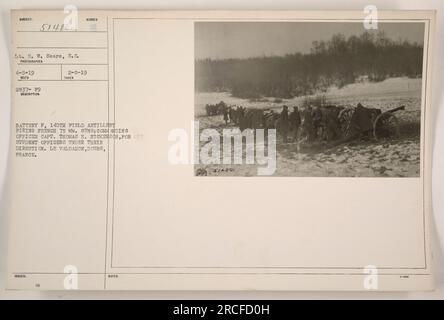 Batterie F der 140. Field Artillery feuert französische 75-mm-Waffen in Le Valdahon, Doubs, Frankreich. Der befehlshabende Offizier, Captain Thomas H. Nickerson, überwacht die Studentenoffiziere während der Übung. Leutnant R.W. Sears hat dieses Foto am 5. April 1919 gemacht und es wurde am 14. April 1919 beim Militär empfangen. Stockfoto