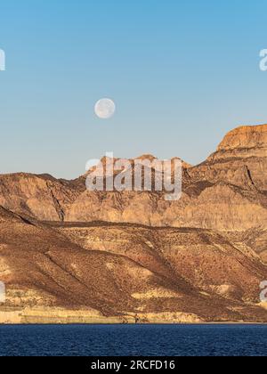 Vollmond-Kulisse über der Baja-Halbinsel gegenüber der Isla San Jose, Baja California Sur, Mexiko. Stockfoto