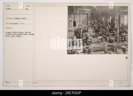 Soldaten in der Signal Corps School für Spezialisten im Camp Alfred Vail, New Jersey. Dieses Foto, Nummer 67052, wurde von einem Fotografen des Signalkorps aufgenommen, um ihre Ausbildung zu dokumentieren. Die Soldaten tragen Flicken mit den Initialen „AU“, die für das Lager oder eine bestimmte Einheit stehen können. Stockfoto