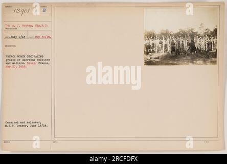 Am 30. Mai 1918 schmücken französische Frauen Gräber amerikanischer Soldaten und Matrosen in Brest, Frankreich. Das Foto wurde von LT. A. J. Sutton vom Signalkorps aufgenommen und vom M.I.B. zensiert und freigegeben Zensor am 18. Juni 1918. Stockfoto