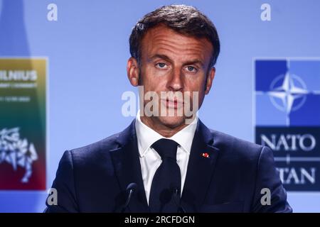 Der Präsident Frankreichs, Emmanuel Macron, nimmt am 12. Juli 2023 an einer Pressekonferenz des NATO-Gipfels im LITEXPO Litauischen Ausstellungs- und Kongresszentrum in Vilnius, Litauen, Teil. Stockfoto