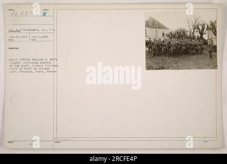 Major General William R. Smith spricht mit Colonel Williams, Stabschef, ganz links. Das Foto wurde am 26. Februar 1919 in Tronchoy, Yonne, Frankreich, aufgenommen. Stockfoto