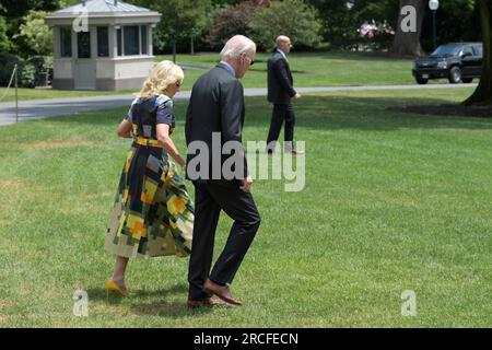 14. Juli 2023, Washington, Distric of Columbia, USA: US-Präsident JOE BIDEN und First Lady JILL BIDEN verlassen das Weiße Haus auf dem Weg nach Camp David. Heute am 14. Juli 2023 im South Lawn/White House in Washington DC, USA. (Kreditbild: © Lenin Nolly/ZUMA Press Wire) NUR REDAKTIONELLE VERWENDUNG! Nicht für den kommerziellen GEBRAUCH! Stockfoto