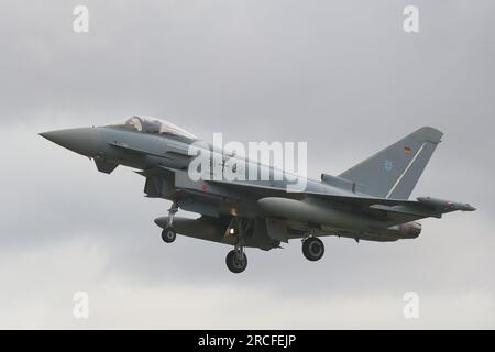 Der deutsche Eurofighter-Typhoon trifft auf der Royal International Air Tattoo RIAT 2023 auf der RAF Fairford, Gloucestershire, Großbritannien ein Stockfoto