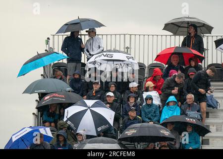 North Berwick, East Lothian, Schottland, Großbritannien. 14. Juli 2023 Zuschauer an Stand 14. ertragen heftigen Regen bei den Genesis Scottish Open im Renaissance Club in North Berwick. Iain Masterton/Alamy Live News Stockfoto