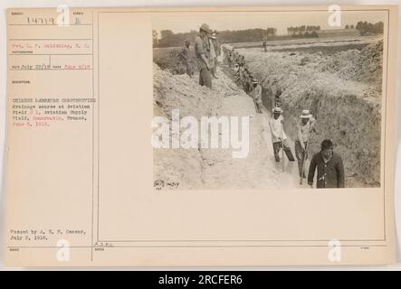 Chinesische Arbeiter, die am 8. Juni einen Entwässerungskurs in Aviation Field # 1, Aviation Supply Field, Romorantin, Frankreich, bauen, 1918. Das Foto zeigt Pvt. L. P. Goldshlag vom Signalkorps. Informationen zur Bildunterschrift erhalten am 22. Juli 1918. Das Bild wurde am 8. Juni 1918 aufgenommen und am 2. Juli 1918 vom A. E. P. Censor übergeben. Hinweise weisen darauf hin, dass das Bild unter der Referenznummer 14719 archiviert wurde. Stockfoto