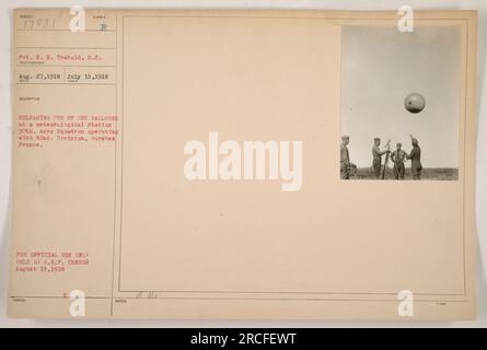 Pvt. E. B. Trabold vom 90. Aero-Geschwader lässt einen der Ballons in einer Wetterstation in Ourehes, Frankreich, frei. Das Foto wurde am 27. August 1918 aufgenommen und nur zur amtlichen Verwendung freigegeben. Sie wird vom A.E.F.-Zensor gehalten, der am 13. August 1918 ausgestellt wurde." Stockfoto