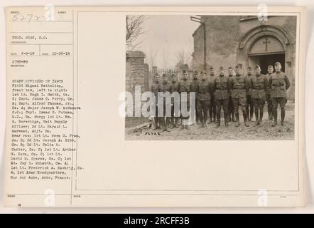 Dieses Foto zeigt die Stabsoffiziere des 319. Feldsignalbataillons im 1. Armeehauptquartier in Bar sur Aube, Aube, Frankreich. Das Bild wurde am 26. Dezember 1918 von dem Fotografen Thos aufgenommen. Shaw. Die erste Reihe, von links nach rechts, enthält 1. LT. Hugh I. Smith, Kapitän James C. Perry, Kapitän Alfred Thomas Jr., Major Joseph W. McNamara, Kapitän Isaac S. Putman, 1. LT. WM. B. Bereridge und 2D LT. Harold L. Garwood. Die hintere Reihe umfasst 1. LT. Owen C. von, 2D LT. Joseph A. Gibb, 2D LT. Colin M. Carter, 1. LT. Arthur W. Horn, 1. LT. David M. Sparks, 1. Sgt. Jay E. MeLouth und 1. LT. Stockfoto