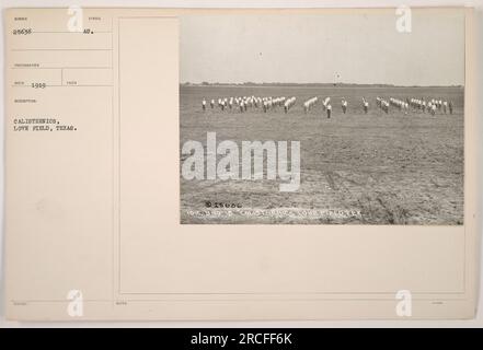 Soldaten, die während des 1. Weltkriegs am Love Field in Texas an einer Kalisthenik-Ausbildung teilnahmen Das Foto wurde 1919 von Neco aufgenommen. Stockfoto