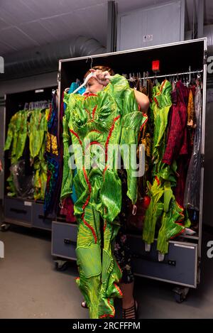 Donostia, Spanien. 14. Juni 2023. Janie Mallet, erklärt, wie der Zirkus du Soleil hinter der Bühne funktioniert. Sie zeigt uns die Kostüme, die für die Show entworfen wurden, sowie die Wäscherei, den Kostümreparaturbereich, das Make-up, wo die Musiker hinter der Bühne aufgestellt werden usw., mehr als 50 Künstler nehmen an der Show Teil und bewegen 53 Trucks mit der gesamten Ausrüstung des Zirkus du Soleil. Bühne, Beleuchtung, Soundsystem, Projektionen, Turnhalle, Usw. Kredit: xan Gasalla / Alamy Live News Stockfoto