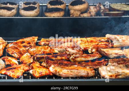 Verschiedene leckere gegrillte Fleisch mit Gemüse gekocht Holzkohlegrill Stockfoto