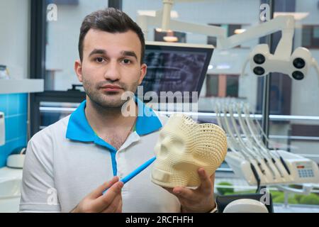 Der Mensch demonstriert ein Modell eines menschlichen Schädels Stockfoto