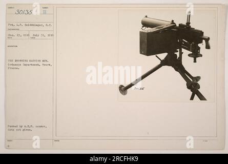 Soldier Pvt. L.P. Goldshlager vom Ordnance Department ist auf dem Foto mit einem Browning Maschinengewehr während des Ersten Weltkriegs zu sehen. Das Foto wurde am 13. Dezember 1918 in Tours, Frankreich, aufgenommen. Dieses Bild wurde vom A.E.F.-Zensor geprüft und genehmigt, das genaue Datum der Genehmigung wird jedoch nicht genannt. Stockfoto