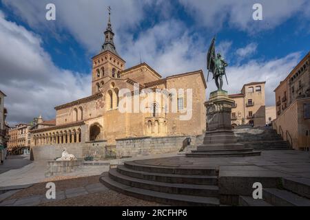 Plaza Medina del Campo mit Juan Bravo Denkmal und Kirche San Martin - Segovia, Spanien Stockfoto