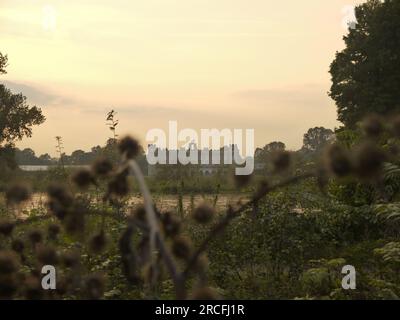 Kew Gardens, Richmond, Surrey, Großbritannien - 8. Oktober 2021: Syon House bei Sonnenuntergang vom gegenüberliegenden Ufer der Themse aus gesehen. Stockfoto