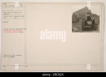 Sergeant Paul W. Cloud vom Signalkorps macht ein Foto von einem Panzer, der während des Ersten Weltkriegs durch Seiche-Beute nach vorne in Bouillonville, Meurthe et Moselle, Frankreich, fährt Das Foto wurde am 16. September 1918 aufgenommen, aber das Datum, an dem es vom A.E.P. Zensor verabschiedet wurde, ist nicht angegeben. Stockfoto