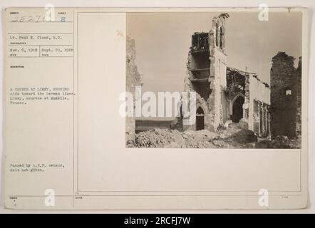 Bild einer Kirche in Limey, Meurthe et Moselle, Frankreich während des Ersten Weltkriegs. Das Foto zeigt die Seite der Kirche gegenüber den deutschen Linien. Aufgenommen von LT. Paul W. Cloud am 22. September 1918 und erhalten am 6. November 1918. Das Bild wurde vom A.E.P. Zensor gelöscht. Stockfoto