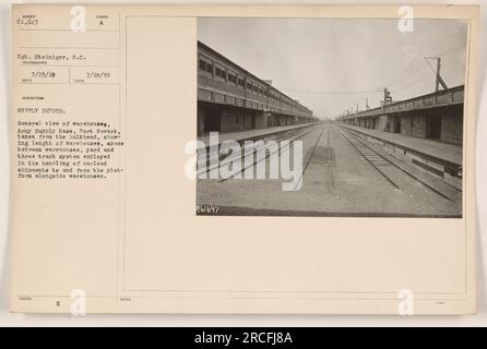 Allgemeiner Überblick über die Lager der Army Supply Base, Port Newark, vom Schott. Das Bild zeigt die Länge der Lager, den Abstand zwischen ihnen und den Hof. Es gibt auch ein dreispuriges System, das für die Abwicklung von Ladungslieferungen von und zu der Plattform neben den Lagern verwendet wird. Sergeant Steiniger hat dieses Foto am 23. Juli 1918 aufgenommen. Auf dem Foto sind die Beschreibung „Vorratslager“ und die Nummer 61.647 zu sehen. Diese Informationen sind Teil 7/23/18 der RECO-Fotosammlung und entsprechen dem H-Symbol. Zusätzlich finden Sie Hinweise zu diesem Bild unter der Nummer Stockfoto