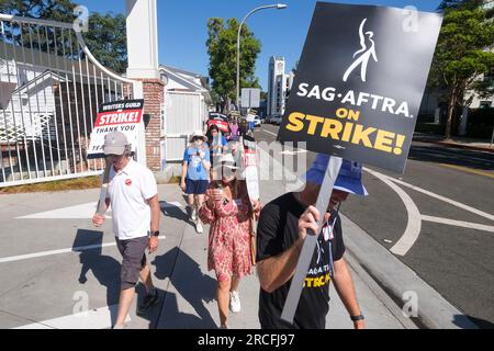 Los Angeles, Usa. 14. Juli 2023. Markante Schriftsteller und Schauspieler marschieren vor den Culver Studios in Culver City in Streikposten mit Plakaten, auf denen ihre Meinung zum Ausdruck kommt. Am Donnerstag stimmte der Gewerkschaftsrat einstimmig für die Erteilung eines Streikbefehls. Der Streikbefehl trat am Donnerstag um Mitternacht in Kraft, und ab Freitagmorgen schloss sich SAG-AFTRA den Streikposten mit der Schriftstellergilde von Amerika an, die in der 11. Woche ihres eigenen Streiks gegen die Alliance of Motion Picture and Television Producers steht. (Foto: Ringo Chiu/SOPA Images/Sipa USA) Guthaben: SIPA USA/Alamy Live News Stockfoto