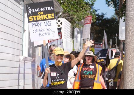 Los Angeles, Usa. 14. Juli 2023. Markante Schriftsteller und Schauspieler marschieren vor den Culver Studios in Culver City in Streikposten mit Plakaten, auf denen ihre Meinung zum Ausdruck kommt. Am Donnerstag stimmte der Gewerkschaftsrat einstimmig für die Erteilung eines Streikbefehls. Der Streikbefehl trat am Donnerstag um Mitternacht in Kraft, und ab Freitagmorgen schloss sich SAG-AFTRA den Streikposten mit der Schriftstellergilde von Amerika an, die in der 11. Woche ihres eigenen Streiks gegen die Alliance of Motion Picture and Television Producers steht. (Foto: Ringo Chiu/SOPA Images/Sipa USA) Guthaben: SIPA USA/Alamy Live News Stockfoto