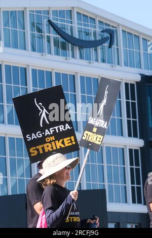Los Angeles, Usa. 14. Juli 2023. Markante Schriftsteller und Schauspieler marschieren vor den Culver Studios in Culver City in Streikposten mit Plakaten, auf denen ihre Meinung zum Ausdruck kommt. Am Donnerstag stimmte der Gewerkschaftsrat einstimmig für die Erteilung eines Streikbefehls. Der Streikbefehl trat am Donnerstag um Mitternacht in Kraft, und ab Freitagmorgen schloss sich SAG-AFTRA den Streikposten mit der Schriftstellergilde von Amerika an, die in der 11. Woche ihres eigenen Streiks gegen die Alliance of Motion Picture and Television Producers steht. (Foto: Ringo Chiu/SOPA Images/Sipa USA) Guthaben: SIPA USA/Alamy Live News Stockfoto