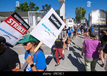 Los Angeles, Usa. 14. Juli 2023. Markante Schriftsteller und Schauspieler marschieren vor den Culver Studios in Culver City in Streikposten mit Plakaten, auf denen ihre Meinung zum Ausdruck kommt. Am Donnerstag stimmte der Gewerkschaftsrat einstimmig für die Erteilung eines Streikbefehls. Der Streikbefehl trat am Donnerstag um Mitternacht in Kraft, und ab Freitagmorgen schloss sich SAG-AFTRA den Streikposten mit der Schriftstellergilde von Amerika an, die in der 11. Woche ihres eigenen Streiks gegen die Alliance of Motion Picture and Television Producers steht. (Foto: Ringo Chiu/SOPA Images/Sipa USA) Guthaben: SIPA USA/Alamy Live News Stockfoto