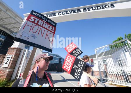 Los Angeles, Usa. 14. Juli 2023. Markante Schriftsteller und Schauspieler marschieren vor den Culver Studios in Culver City in Streikposten mit Plakaten, auf denen ihre Meinung zum Ausdruck kommt. Am Donnerstag stimmte der Gewerkschaftsrat einstimmig für die Erteilung eines Streikbefehls. Der Streikbefehl trat am Donnerstag um Mitternacht in Kraft, und ab Freitagmorgen schloss sich SAG-AFTRA den Streikposten mit der Schriftstellergilde von Amerika an, die in der 11. Woche ihres eigenen Streiks gegen die Alliance of Motion Picture and Television Producers steht. (Foto: Ringo Chiu/SOPA Images/Sipa USA) Guthaben: SIPA USA/Alamy Live News Stockfoto