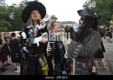 Vizovice, Tschechische Republik. 14. Juli 2023. Besucher am zweiten Tag des internationalen Metallfestivals Masters of Rock in Vizovice, Tschechische Republik, 14. Juli 2023. Kredit: Dalibor Gluck/CTK Photo/Alamy Live News Stockfoto