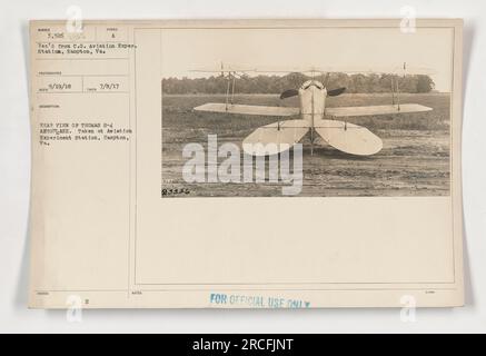 Rückansicht des Thomas S-4 Flugzeugs an der Aviation Experiment Station in Hampton, Virginia. Die Identifikationsnummer des Flugzeugs lautet 3,326. Das Foto wurde am 8. Juli 1917 aufgenommen. Es ist ein Thomas-Morse S-4 Scout Flugzeug. Das Bild ist Teil der Sammlung „Fotografien amerikanischer Militäraktivitäten während des Ersten Weltkriegs“. Stockfoto