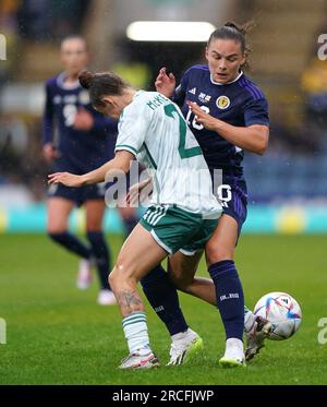 Rebecca McKenna aus Nordirland (links) und Kirsty Hanson aus Schottland kämpfen beim Frauenspiel im Kilmac Stadium, Dundee, um den Ball. Bilddatum: Freitag, 14. Juli 2023. Stockfoto