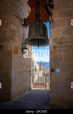 Maria de la Paz Glocke am Segovia Kathedrale Glockenturm - Segovia, Spanien Stockfoto