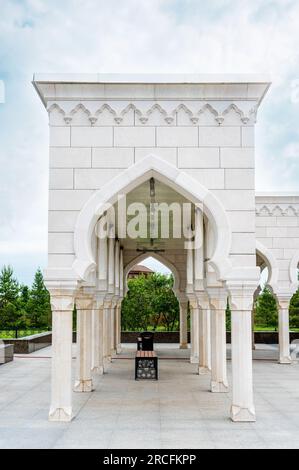 Bolgar, Republik Tatarstan, Russland, 2. Juni 2023. Die Weiße Moschee wurde 2012 erbaut. Bruchstücke der Architektur der Weißen Moschee. Stockfoto