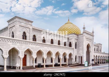 Bolgar, Republik Tatarstan, Russland, 2. Juni 2023. Die weiße Moschee, erbaut im Jahr 2012, ist ein Blick von außen mit einer Reflexion im Brunnen. Stockfoto