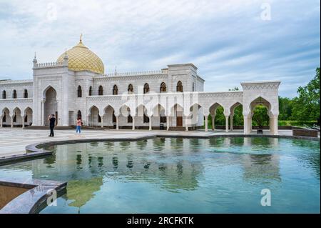 Bolgar, Republik Tatarstan, Russland, 2. Juni 2023. Die weiße Moschee, erbaut im Jahr 2012, ist ein Blick von außen mit einer Reflexion im Brunnen. Stockfoto