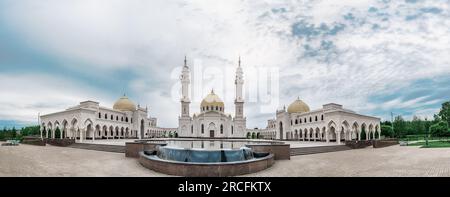 Bolgar, Republik Tatarstan, Russland, 2. Juni 2023. Die weiße Moschee, erbaut im Jahr 2012, ist ein Blick von außen mit einer Reflexion im Brunnen. Stockfoto