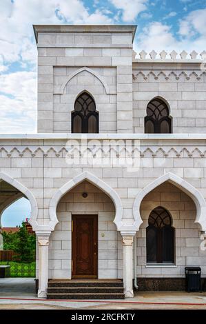 Bolgar, Republik Tatarstan, Russland, 2. Juni 2023. Die Weiße Moschee wurde 2012 erbaut. Bruchstücke der Architektur der Weißen Moschee. Stockfoto