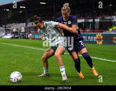 Rebecca McKenna aus Nordirland (links) und Nicola Docherty aus Schottland kämpfen beim Freundschaftsspiel für Frauen im Kilmac Stadium, Dundee, um den Ball. Bilddatum: Freitag, 14. Juli 2023. Stockfoto