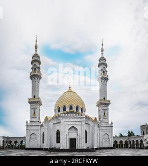 Bolgar, Republik Tatarstan, Russland, 2. Juni 2023. Die weiße Moschee, erbaut im Jahr 2012, ist ein Blick von außen mit einer Reflexion im Brunnen. Stockfoto