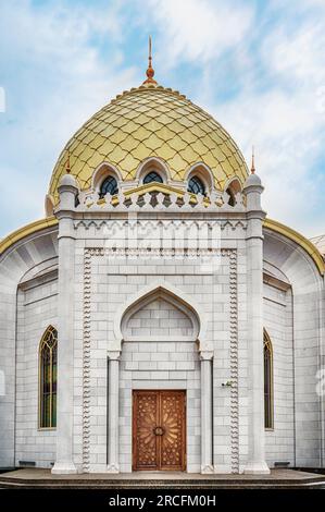 Bolgar, Republik Tatarstan, Russland, 2. Juni 2023. Die weiße Moschee, erbaut im Jahr 2012, ist ein Blick von außen mit einer Reflexion im Brunnen. Stockfoto