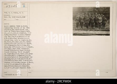 Generalmajor Peter E. Traub, kommandierender General der 35. Division, und sein Stab posieren für ein Foto. Weitere Personen auf dem Foto sind Captain Chas. B. Hart Jr., Oberst H.S. Hawkins, Oberstleutnant W. R. Gibson, Hauptmann Paul B. Velle, Oberstleutnant WM. Ellis, Oberstleutnant Arthur Parker, Oberstleutnant R. C. Turck, Oberstleutnant D. Hay, Oberstleutnant T. C. Clarke, Kapitän Rene Couannie, Leutnant Chas. Pottler, Major Vicot Ruehl, Major E. C. Sammons, Captain R. M. Whaley, Captain M. V. Weatherford, Captain Carl R. White, Major Dwight F. Davis, Major W. W. Wise, Captain J. H. Cabaniss und Chaplain Thos. Verklagt. Stockfoto