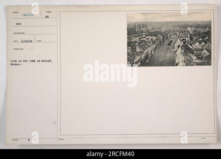 Blick aus der Vogelperspektive auf die Stadt Bohain, Frankreich während des Ersten Weltkriegs. Das Bild wurde am 23. Juni 1919 aufgenommen und ist Teil der Fotosammlung. Die Stadt scheint vom Krieg betroffen zu sein, mit sichtbaren Schäden an Gebäuden und Infrastruktur. Stockfoto