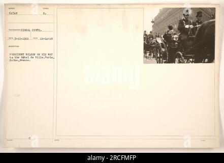 Präsident Wilson auf dem Weg zum Hotel de Ville in Paris, Frankreich. Dieses Foto wurde vom Signalkorps an einem unbekannten Datum aufgenommen und erhielt es am 10. März 1921. Das Foto trägt die Symbole 62748 und zeigt an, dass es am 14. Dezember 1918 aufgenommen wurde. Der Besuch von Präsident Wilson im Hotel de Ville wird unter dem Bild vermerkt. Stockfoto