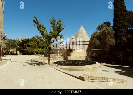 Baku, Aserbaidschan - 26. Juni 2023: Ein fesselndes Bild des Seyid Yahya Bakuvi Mausoleum, ein bedeutendes historisches Wahrzeichen in Baku. Stockfoto