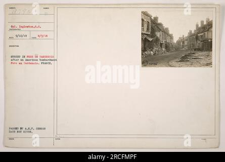 CPL. Ingleston aus South Carolina ist auf dem Foto zu sehen. Das Bild zeigt die Folgen eines amerikanischen Bombenanschlags in Fere en Tardenois, Frankreich. Die Straße ist durch die Auswirkungen der Bombardierung schwer beschädigt. Das Foto wurde von A.E.F.-Zensoren herausgegeben, aber das genaue Datum ist unbekannt. Sie trägt die Bezeichnung UMAN 18795. Stockfoto